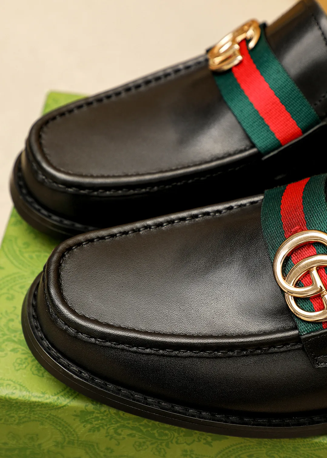 Men's shoes 💰480 💐 Product trademark: GUCCI "Gucci" casual leather shoes Regular size: 38-44 (45.46🉑️customized) Product materials: Selected imported first-layer calfskin upper + luxury hardware buckle, imported water-dyed cow leather lining. Strong three-dimensional visual effect, original outsole color: 2 colors available